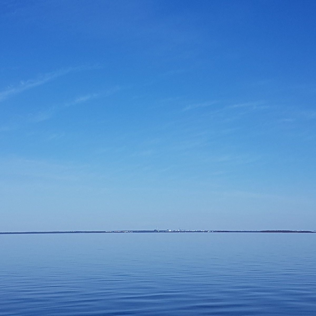AnttiPeistera's tweet photo. Nyt klo 16.30 Merisilta-lautalla mantereelle. Hailuodon Sumpun lauttarantaan jäi nyt 7 autoa. Liikkeellä paljon lintubongareita ja -kuvaajia. Peilityyni meri. Englanninvinttikoiramme raukeana peräkontissa. #hailuoto #merisilta @Hailuoto @VHailuoto https://t.co/z8z87ZQG9H