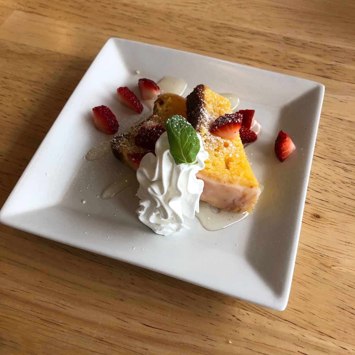 その 深井にある Cafe Un Reve さん ランチもリーズナブルで ドリンクとプチデザートのセットが 350円 デザートが美味しくて 別席でランチ食べてる人に声かけて勧めたいくらいw 子連れでも行ける雰囲気の良いお店です 今日はレモンのパウンドケーキ