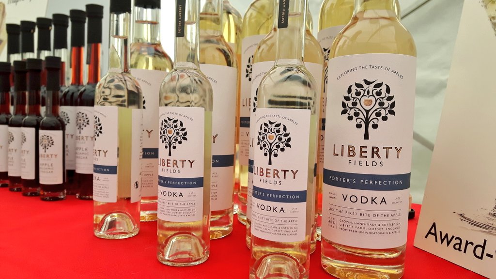 SpringT1de's tweet photo. Great to welcome back @LibertyFields with their range of #AppleSyrup #Balsamic #Aperitif #Vodka
All absolutely delicious. But don't take our word for it, come and try it for yourself! But hurry...Liberty are only here until 4pm Today! #SpringTide19
#HiveBeach #BurtonBradstock https://t.co/zhK5LxwXEm