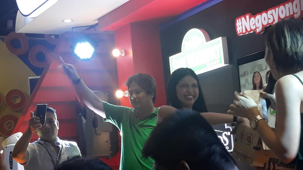 Katkatesquierdo's tweet photo. Namiss ko sumugod sa events mo @mainedcm, Makipagbalyahan sa mga fans, makipagtakbuhan kung pasaan ka pupunta at syempre ang paghatid sa van mo 😁😍 https://t.co/2AAvcJkeyc