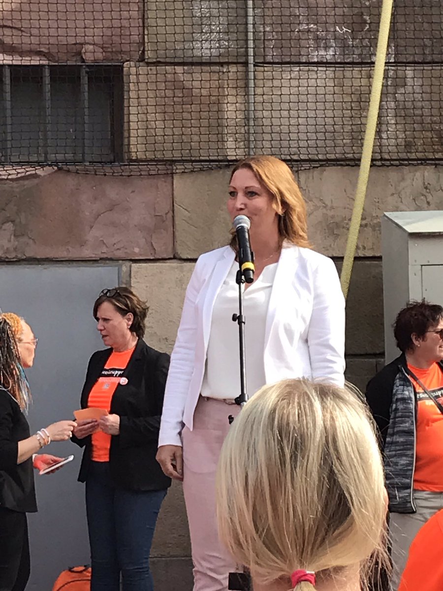 ”Vi som samlas här idag visar ett stort engagemang och en stor yrkesstolthet. Vi vet vilket viktigt yrke vi valt och vilken skillnad vi kan åstadkomma när förutsättningarna är de rätta.” @JohannaJAstrand sätter ord på våra känslor! @Lararforbundet #alltbörjarmedbralärare