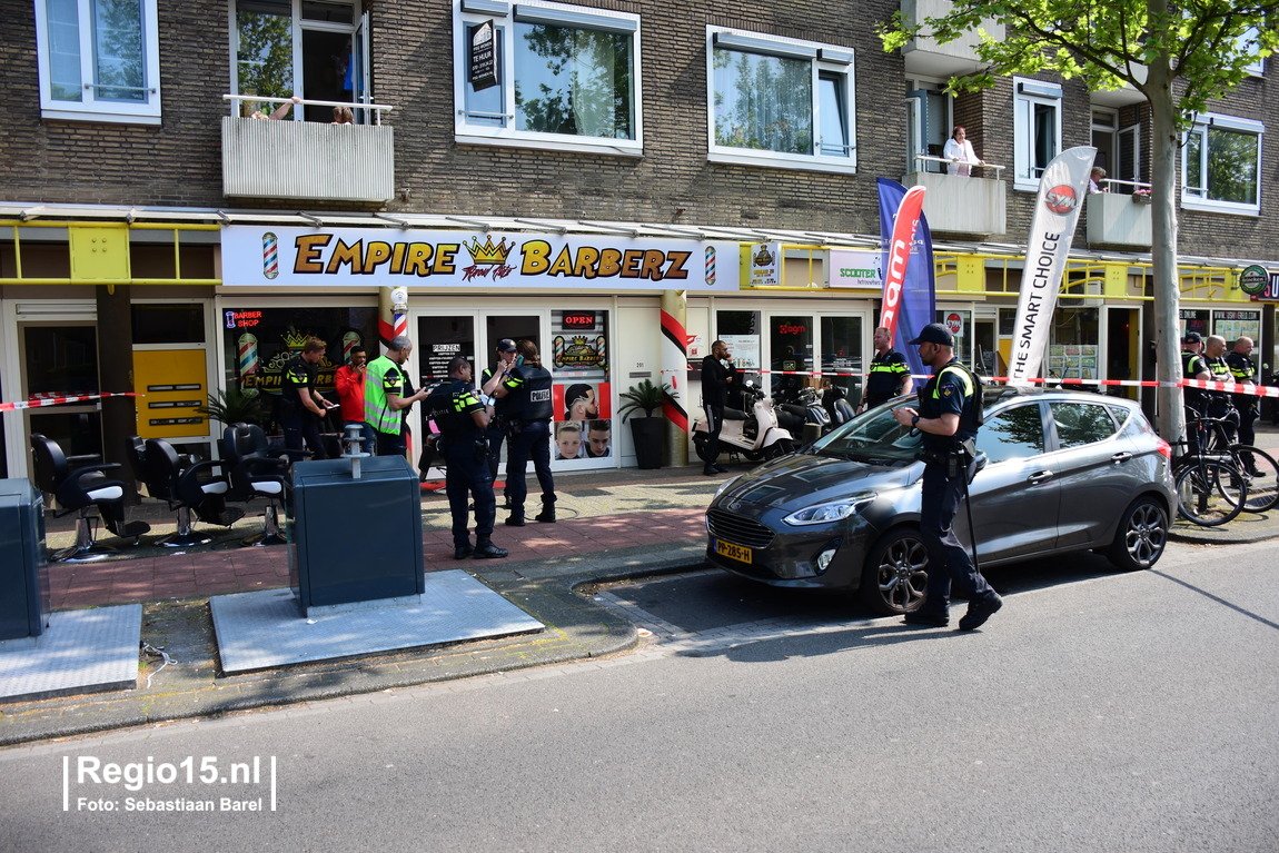 Melding vecht- en/of #steekpartij op de #Lindelaan in #Rijswijk. Volgens de politie zijn er twee gewonden gevallen en twee aanhoudingen verricht. Er was mogelijk sprake van wapens, vandaar dat agenten kogelwerende vesten dragen.