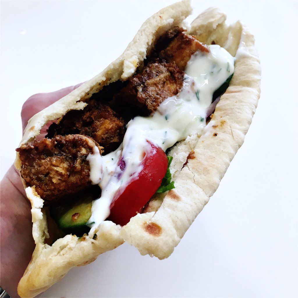 Perfect grub to accompany @BearClawBerwick beer. Chicken style gyros &amp; salad pitta with Tzatziki sauce. Served with lemon sumac potato salad. At the cakery 🌱