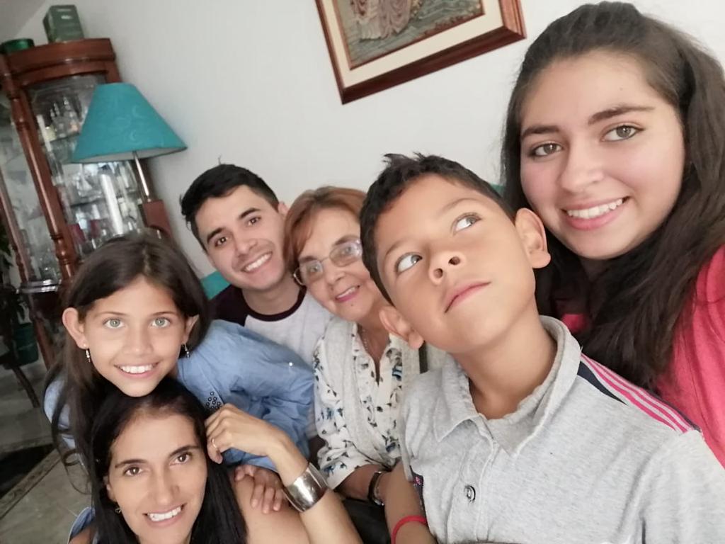zulyi33's tweet photo. #Bravissimo2019hermosa mi familia los amo. https://t.co/g9JCLbb2eR