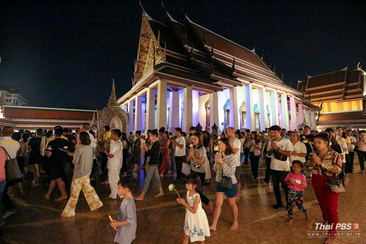 ThaiPBS's tweet photo. บรรยากาศพระสงฆ์​และพุทธศาสนิกชน​ร่วมกิจกรรมเดินเวียนเทียน เนื่องใน #วันวิสาขบูชา​ (18 พ.ค. 62) 20.00 น.  ณ พระอุโบสถวัดสระเกศราชวรมหาวิหาร #ThaiPBS https://t.co/AlzlHiaqFK
