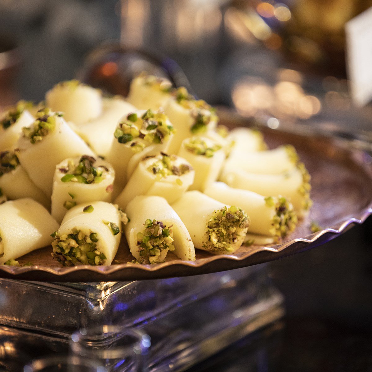 MeydanHotel's tweet photo. A little sneak peek of the delicious Ramadan sweets at #MeydanTent. #TogethernessInStyle
نظرة سريعة على حلويات رمضان اللذيذة في خيمة الميدان! https://t.co/4uoBIm0Kj1