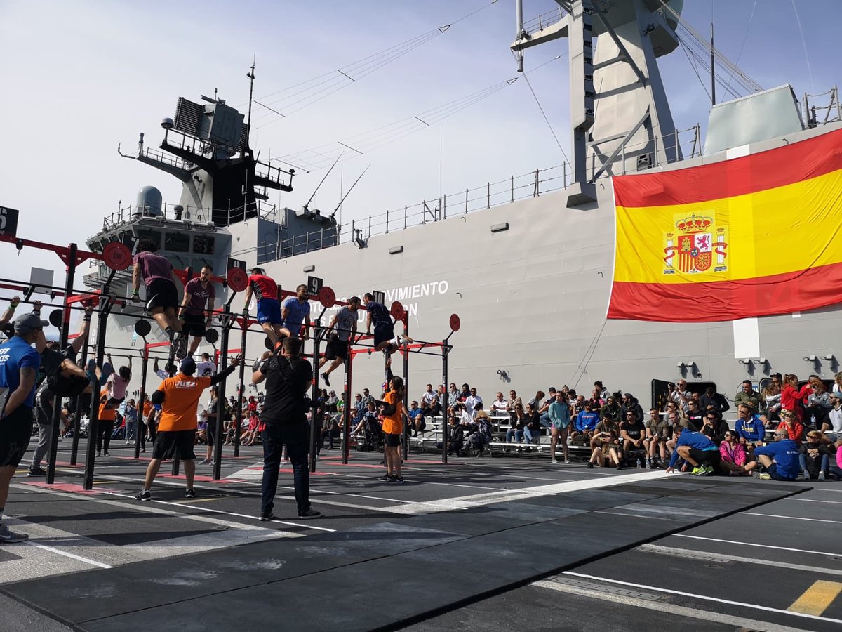 Armada_esp's tweet photo. Ya ha comenzado el campeonato nacional #Interbox a bordo del buque anfibio portaeronaves #JuanCarlosI.
Durante todo el fin de semana se retarán deportistas de alto nivel en esta dura prueba de diferentes disciplinas. 🏊🏼♂️🚴🏼♀️🏃🏻♂️ https://t.co/zbTl5RDfim