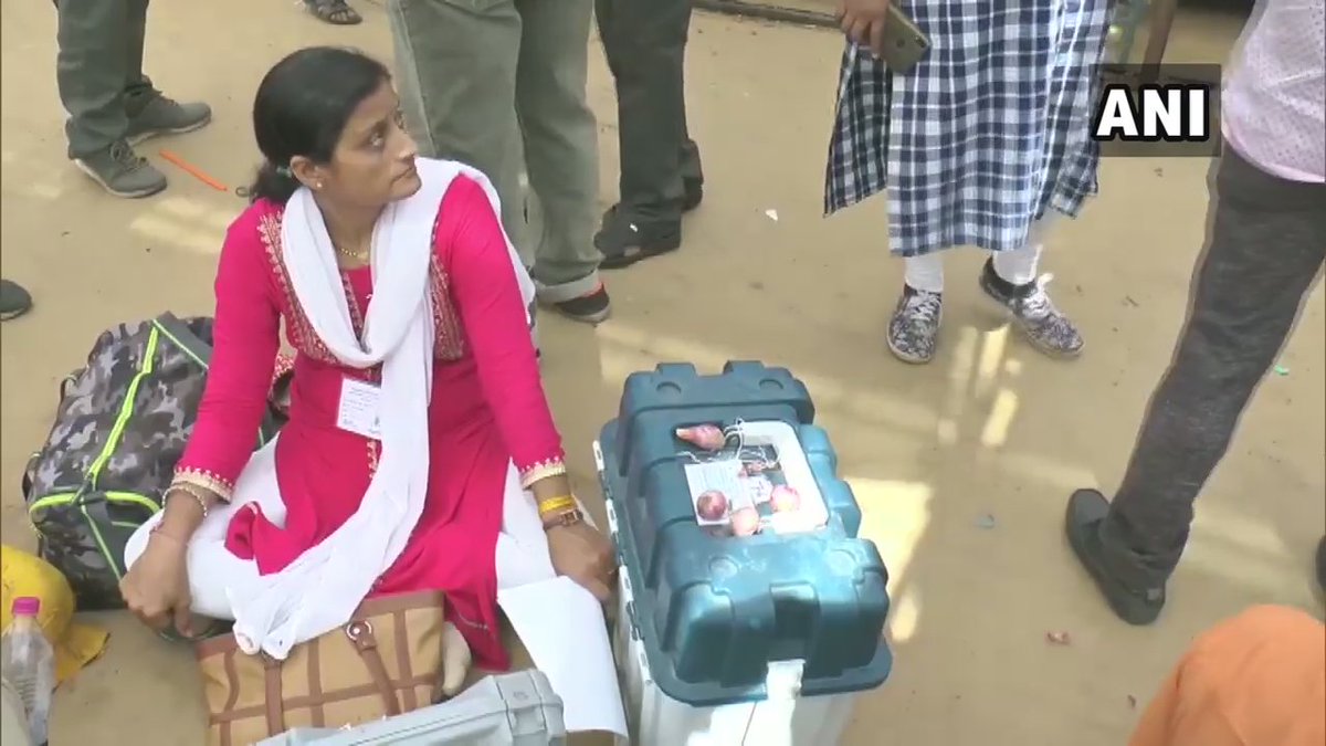 ANI's tweet photo. Madhya Pradesh: Onions distributed to polling parties in Jhabua to help combat severe heat conditions.Collector says"Some of our Sector Officers distributed onions to polling parties in their own personal capacity as they believed onions help in combating heat if kept in pockets" https://t.co/pwPPb7fuH7