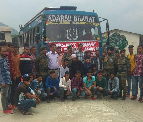 Whiteknight_IA's tweet image. #IndianArmy flagged off 25 youth from Samote, Kotranka, Phalni, Chasana &amp;amp; Budhal to attend 6 month #SkillDevelopmentCourse at Delhi &amp;amp; Lucknow org by #DonBoscoTechSociety under #ProjectHimayat. On successful completion employment opportunities being provided. #ArmyForYouth @adgpi