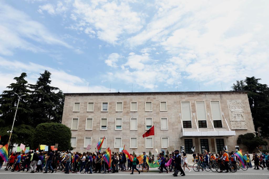 EUinAlbania's tweet photo. @EUinAlbania together w/ human rights &LGBTI activists &members of the community marched for equal rights for all! Proud to support the #LGBTI community in π¦π± at #TiranaPride2019! Love and diversity are the colours of lifeπ! #EUforPride #MarshojmeEdhePerTy #pride π³βππͺπΊπ¦π± https://t.co/bMl8p2eWLh