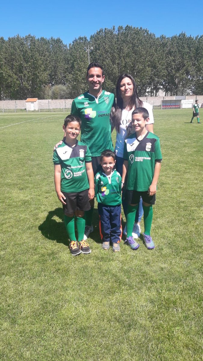jorgegnzlzcruz's tweet photo. Gracias a toda la AFICIÓN del @CDVillamuriel por estar animándonos cada sábado,hoy era nuestro último partido en casa y os debíamos algo los jugadores, esta victoria va dirigida a todos vosotros y en especial a los que me aguantan cada día, muchas gracias familia. https://t.co/BXPkzxAgSy