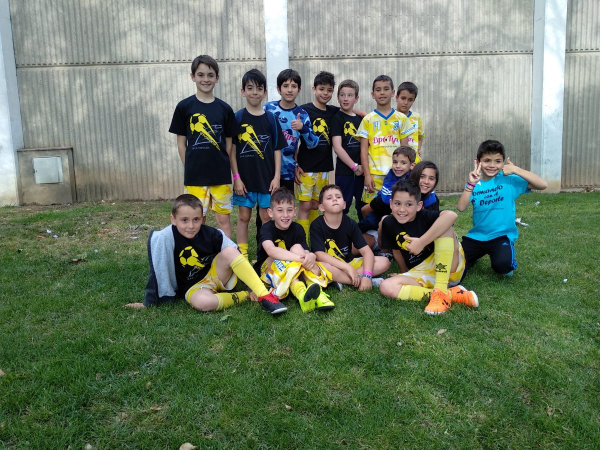 ad_hisa's tweet photo. Lo mejor del deporte: los amigos!!! #FutsalCup2019 #Cambrils #somosamarillos #formandoconeldeporte https://t.co/C96F5dNvad