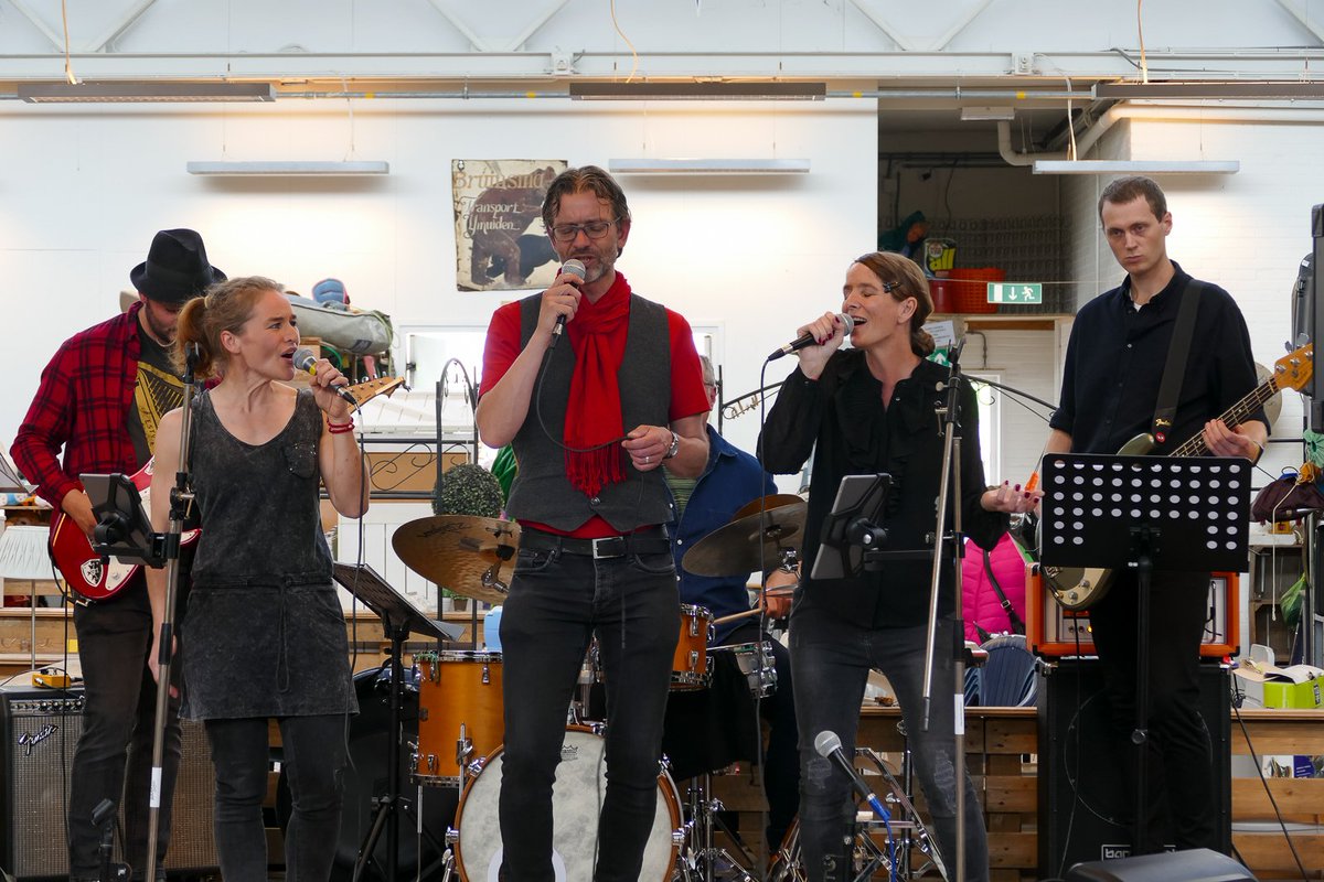 rtvfocuszwolle's tweet photo. Geslaagd optreden Raakvlak Academie in Kringloopwinkel - @Raakvlakinfo #nieuws #zwolle https://t.co/TZLVn8Lqnt https://t.co/arx4t8sDxf