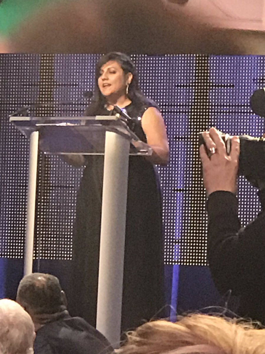 miprofeAP's tweet photo. ¡Felicitaciones @GoldenApple award winner &amp; AP Spanish teacher  @lraygoza2 from Phoenix Militart Academy. @wttw @AATSPglobal @CollegeBoard https://t.co/5PkfmL5Gl7