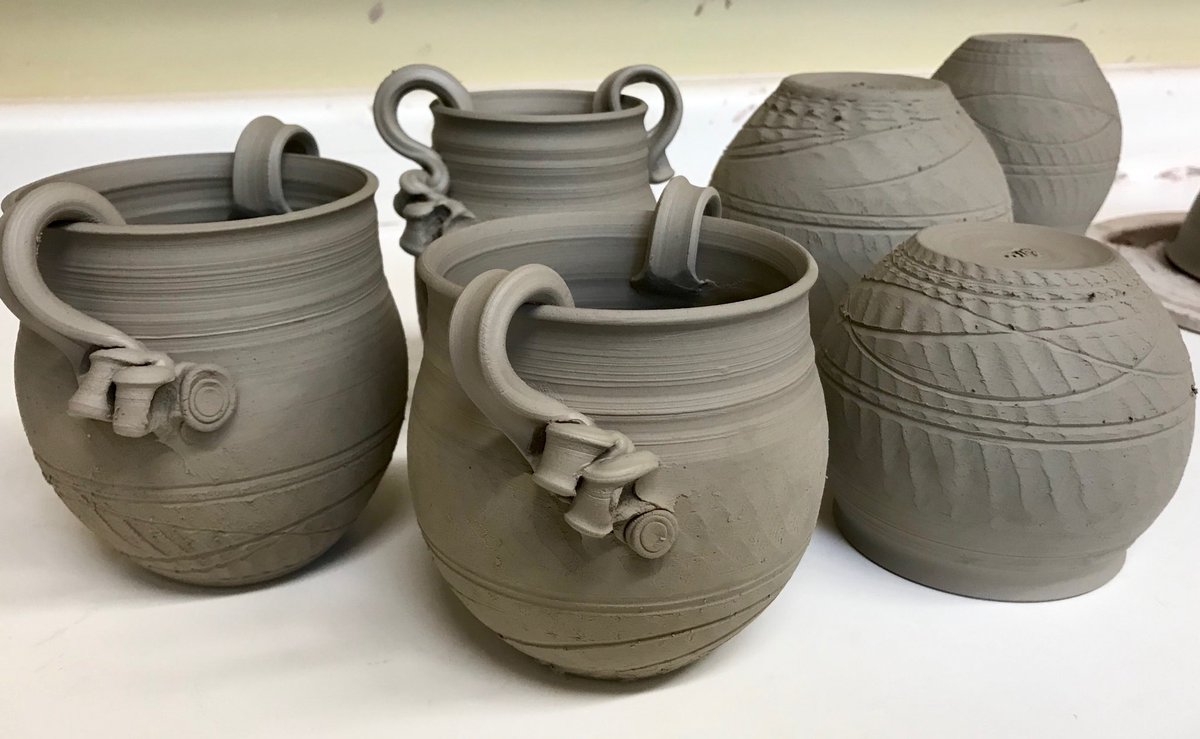 melostrom's tweet image. Vases: The Sequel 🌷🖤🌷#trimming #pottery🌷#pullinghandles🌷