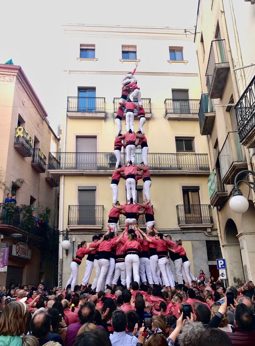 collavella_EN's tweet photo. Today in Valls we completed a double-based 3of9, a 4of8 with a pillar inside, and a pillar of 6, and crowned a double-based 4of9. #HumanTowers #castellers https://t.co/ygnTUeNFjK