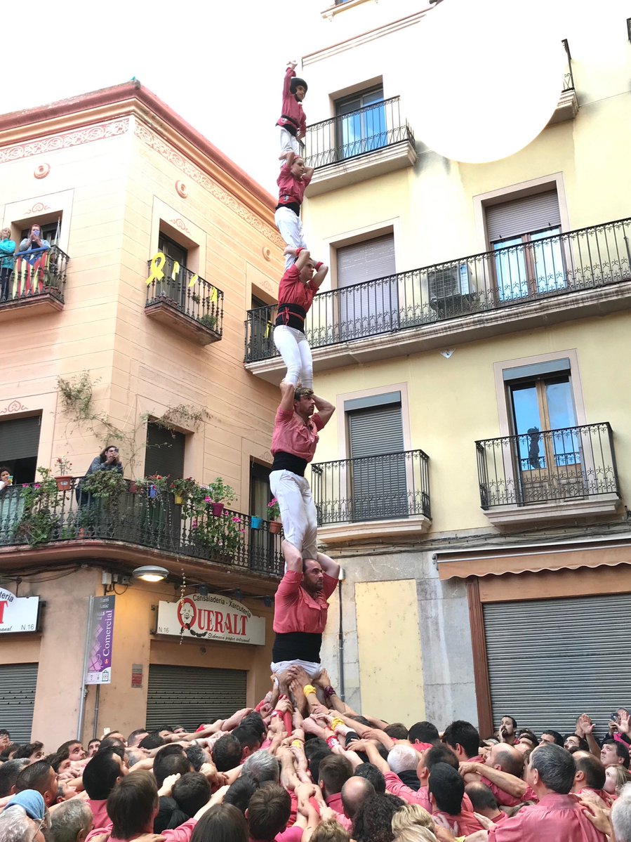 Today in Valls we completed a double-based 3of9, a 4of8 with a pillar inside, and a pillar of 6, and crowned a double-based 4of9. #HumanTowers #castellers