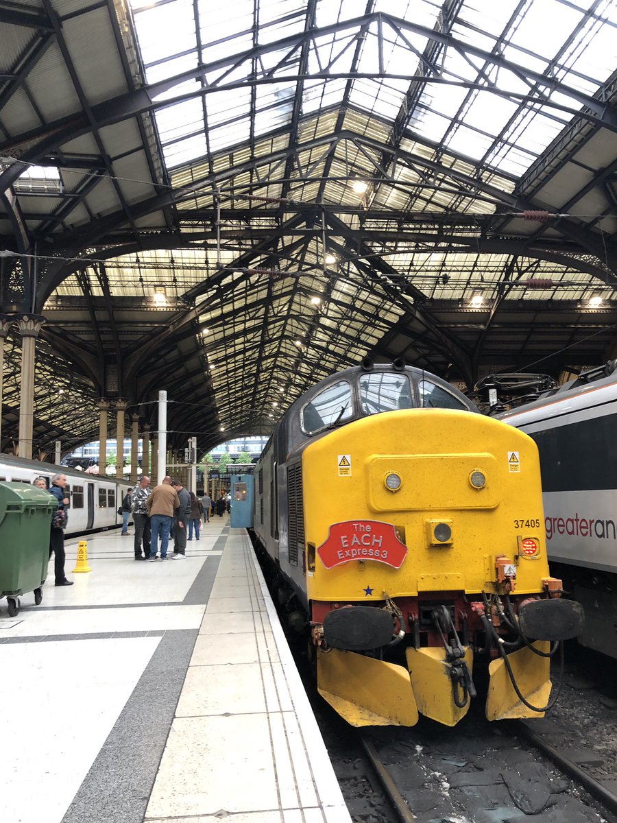 simon_higgens's tweet photo. Only a #Type37 in London Liverpool Street can attract this much attention! https://t.co/8q4Rc5w9e9