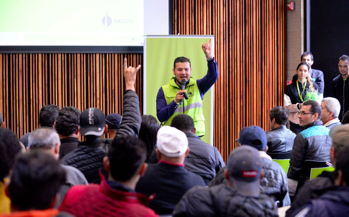 Cementos_Argos's tweet image. Hoy 45 maestros de obra tendrán su certificación en el curso Técnico en Mampostería que dictamos en alianza con el @SENAComunica. 45 personas que tendrán nuevas y mejores oportunidades en sus campos laborales. ¡Felicidades maestros! 👩‍🎓👨‍🎓 #ExpoconstrucciónConArgos