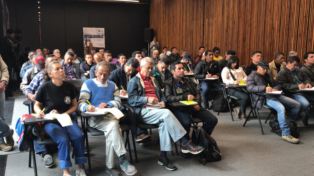 Cementos_Argos's tweet image. Hoy 45 maestros de obra tendrán su certificación en el curso Técnico en Mampostería que dictamos en alianza con el @SENAComunica. 45 personas que tendrán nuevas y mejores oportunidades en sus campos laborales. ¡Felicidades maestros! 👩‍🎓👨‍🎓 #ExpoconstrucciónConArgos