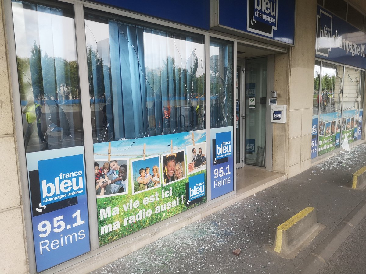 icichampagne's tweet photo. Notre radio, France Bleu Champagne-Ardenne, a été vandalisée.
#Reims #giletsjaunes #ActeXXVII https://t.co/3Y8539h1f6