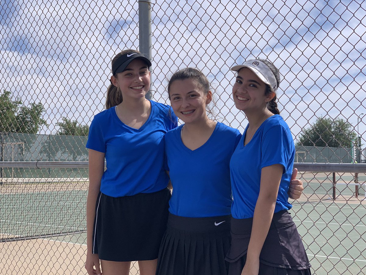drjimmiewalker's tweet image. Meredith and her team at JTT State Tennis Tournament in Midland, Texas ready for second round! Great weather, great friends, great tennis! #NetGeneration @usta @SAJuniorTennis