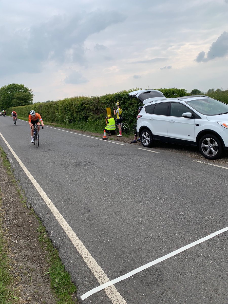 Look at the effort etched on Lewis Bulley’s face as he attempts to hold the wheel of the 2 leaders in the #AndrewsTrophy #painface #racing #fullgas #racing #essex #cycling