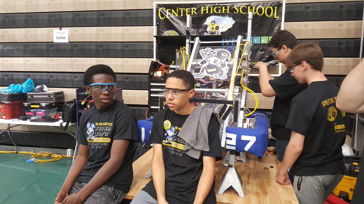 kcchrissy's tweet image. Drive team strategy and team spirit at the 2019 FIRST Robotics Missouri State Championship! #centersd @thehiverobotics #webuildourowncastles