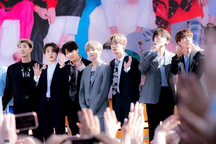 TaePiggky's tweet photo. If seven members stay together, BTS 'll perfect
#WePurpleUTaehyung
#wepurpletaetae
#weneedBTS
#weneedTaehyungie
#BTSalsoneedtaetae
#TaehyungYouArePerfect @BTS_twt 💜💜💜💜 https://t.co/nwqXsKjfrW