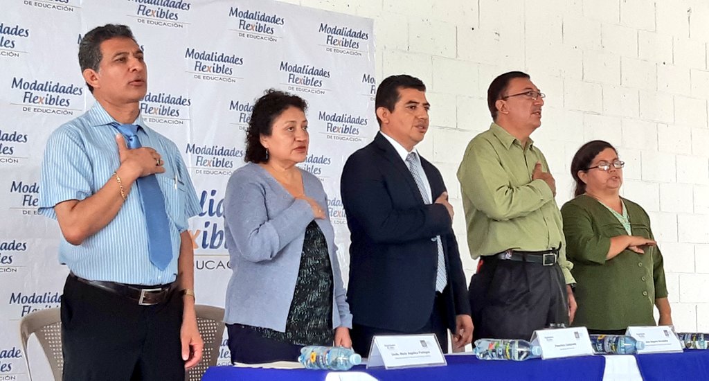 CastanedaMined's tweet image. Ahora nos encontramos en el CE Francisco Morazán para entregar libros de Matemáticas para III ciclo y educación media que beneficiará a 40 mil alumnos de Modalidades Flexibles @Modalidades_sv @presidencia_sv