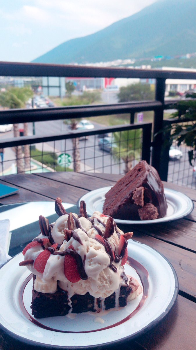 katiag14's tweet photo. Esto estaba súper delicioso 🥰😻 @_PonchoDeNigris #postreria https://t.co/2pAbOgPPR6