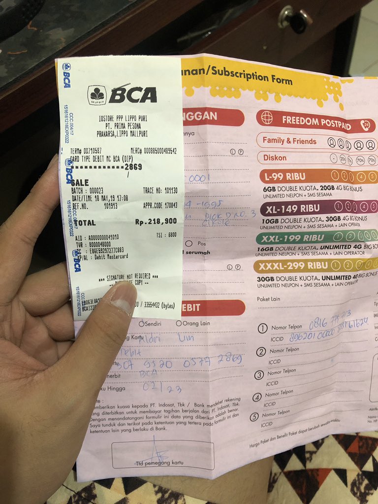 AldriLim's tweet photo. @IndosatCare min ga bsa dibantu , nih buktinya saya beli di official store lippo mall puri tadi , kenapa bs jualan kartu yang hangus ? kan ribet harus kesana lagi . https://t.co/32Mceyc5mp