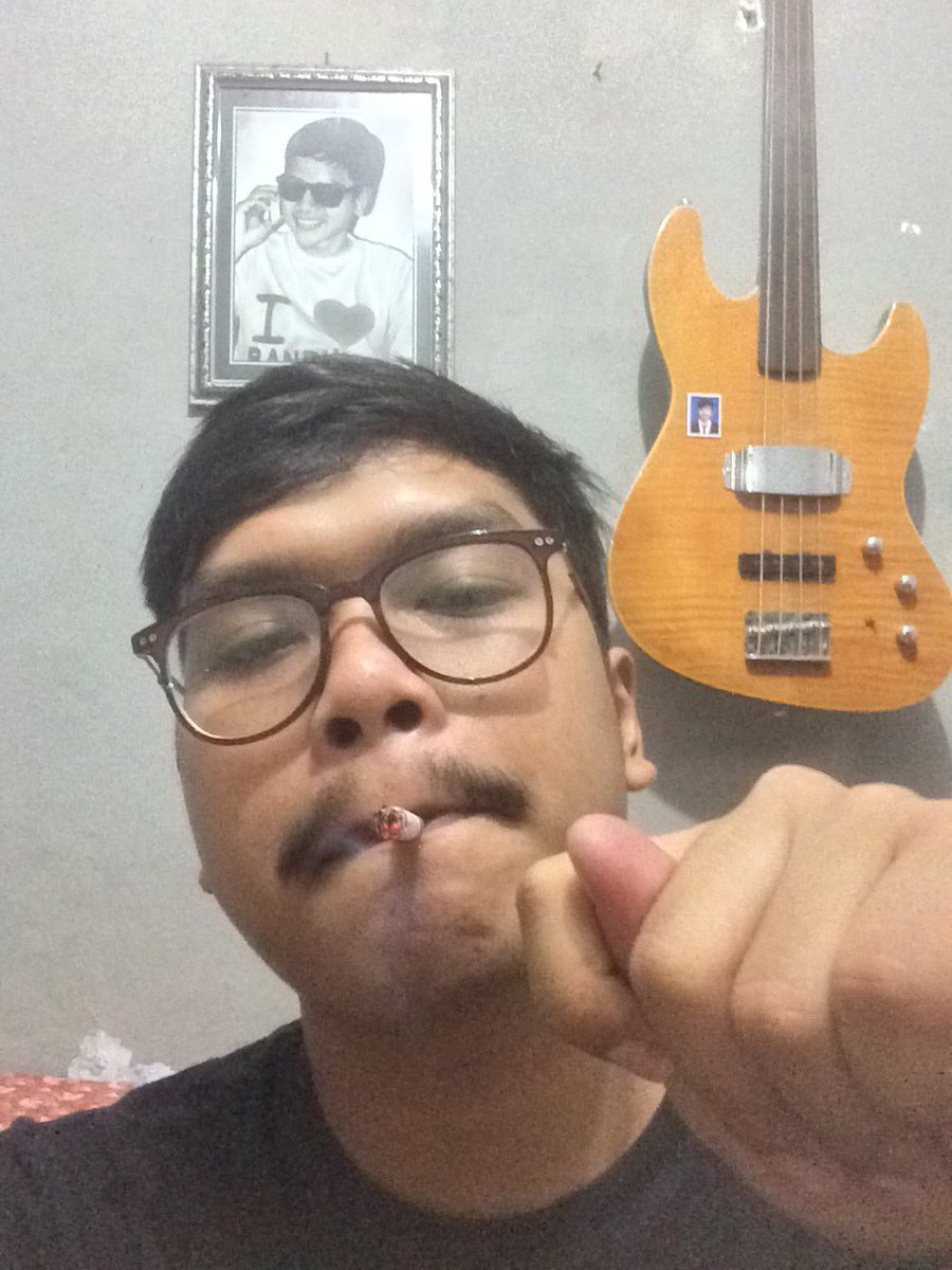 riezky1994's tweet photo. Aku ga diajak bukber kelas karena mantanku hewa sama aku. https://t.co/fzOUwsfc3d