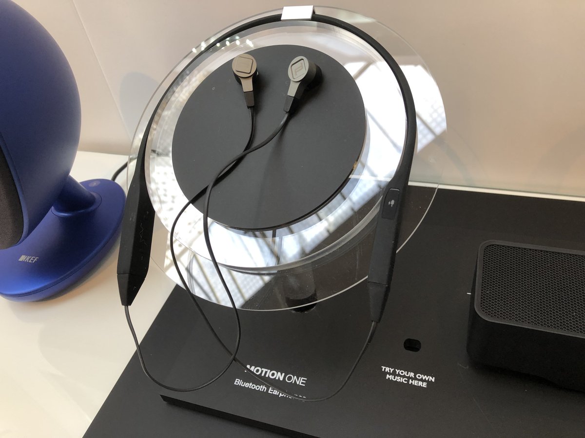 pascalparole's tweet photo. Les KEF #LSX dans leur version initialement verte signée par Michael Young et le nouvellement en noir casque intra auriculaire #MotionOne aux #SoundDays https://t.co/GmUxLPRIhy