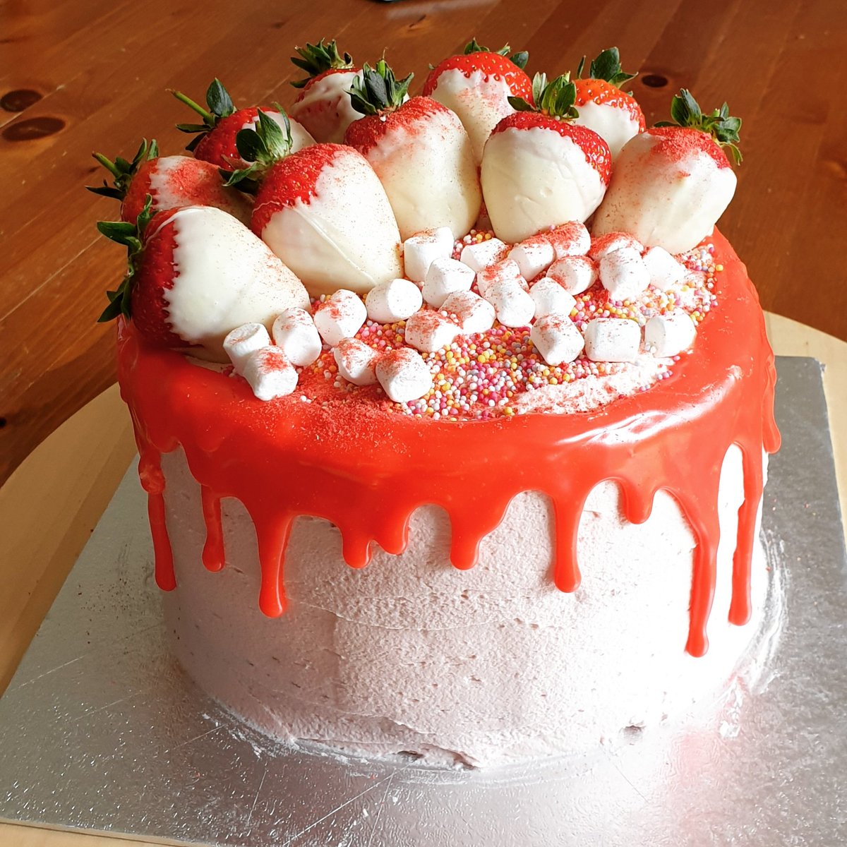 SamanthaLadd7's tweet photo. Birthday treat for my youngest sister. Chocolate fudge cake, strawberry, strawberry butter cream and white chocolate ganache drip cake. #birthdaycake #birthdaygirl #cakelove #strawberry #strawberrydrip https://t.co/aZ0AXCMwvf