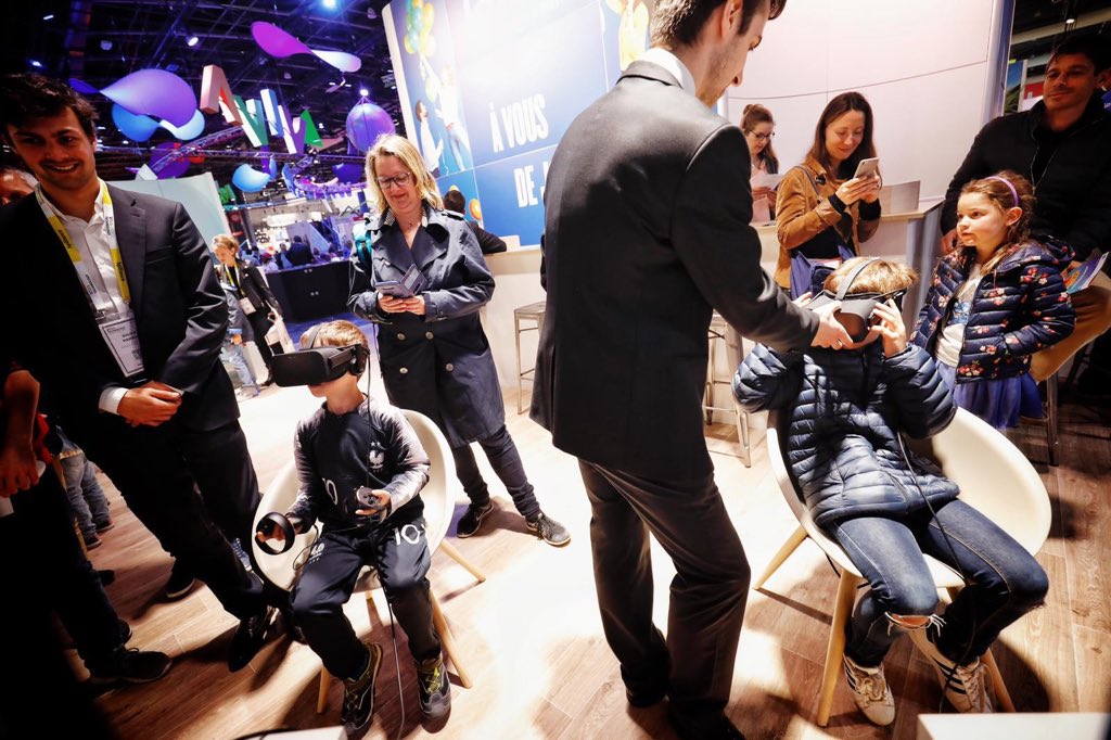 CelineSimonH's tweet photo. Encore une journée bien remplie chez @talan_fr à #vivatech : les femmes à l’honneur, démo de réalité augmentée avec le @SFParisRugby, initiation au code avec @Sphero, battle de VR avec @Ubisoft en famille ! #vivatalan https://t.co/cIuBhKhAMc