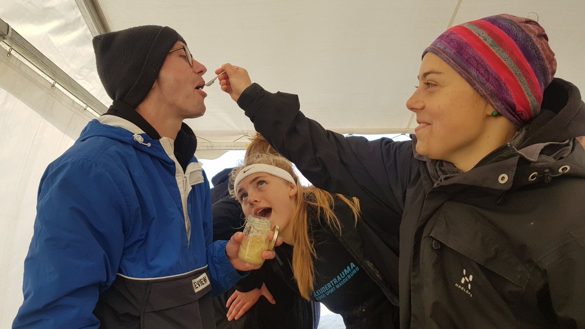 Vor dem letzten Spiel nochmal die Nährstoffspeicher auffüllen. 
Ja, wir füttern uns immer gegenseitig. #Goldstrand11 #vorbereitungistalles #prost