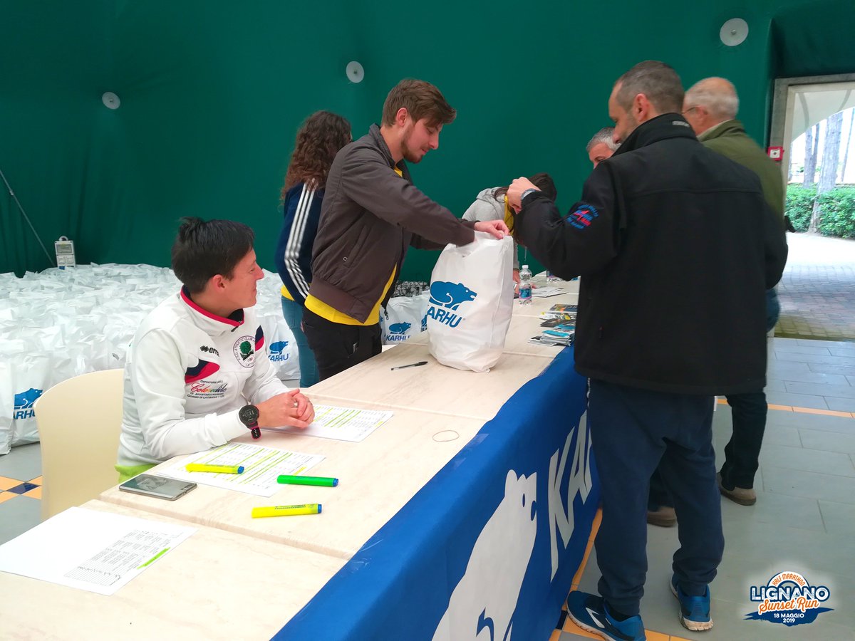 LignanoSunset's tweet photo. Continua la consegna dei vostri pettorali e pacchi gara! Avete tempo fino alle 18.30 per ritirarli in Piazza Marcello D'Olivo e presso il Palapineta - Lignano.
Alle ore 18.00 presentazione dei pacers e dei top runners, alle 19.00 la #partenza dal Lungomare Kechler. 
#mylignano https://t.co/rGtuZ2Mjs0