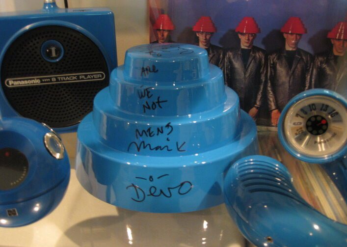 Happy bday to Devo co-founder, composer, producer & artist #MarkMothersbaugh.

Flashback a few years to interviewing Mark & the “Godfather of music video” Chuck Statler at the Minneapolis Institute of Art.

I’m a #Devo NUT, so this was big for me!

Video: vimeo.com/135476661