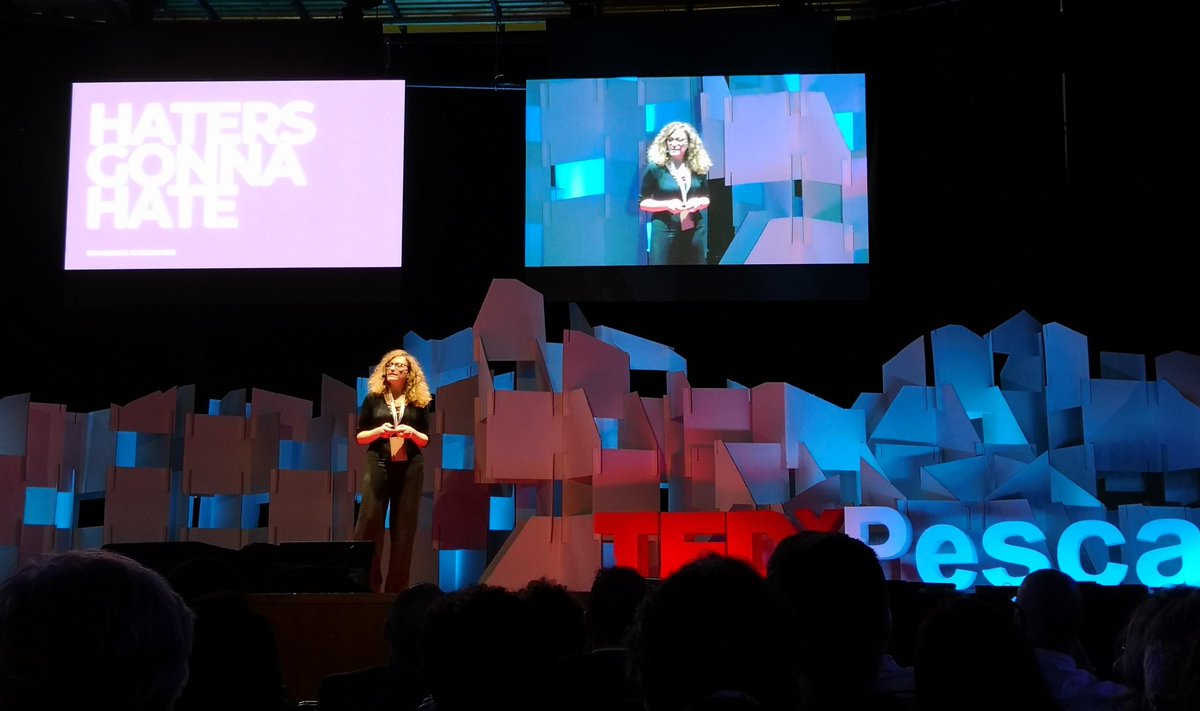 'I #socialmedia sono regno della finta perfezione dove gli haters, soli, riversano la loro frustrazione'. Stella Pulpo (Memorie di una vagina) a #TEDxPescara