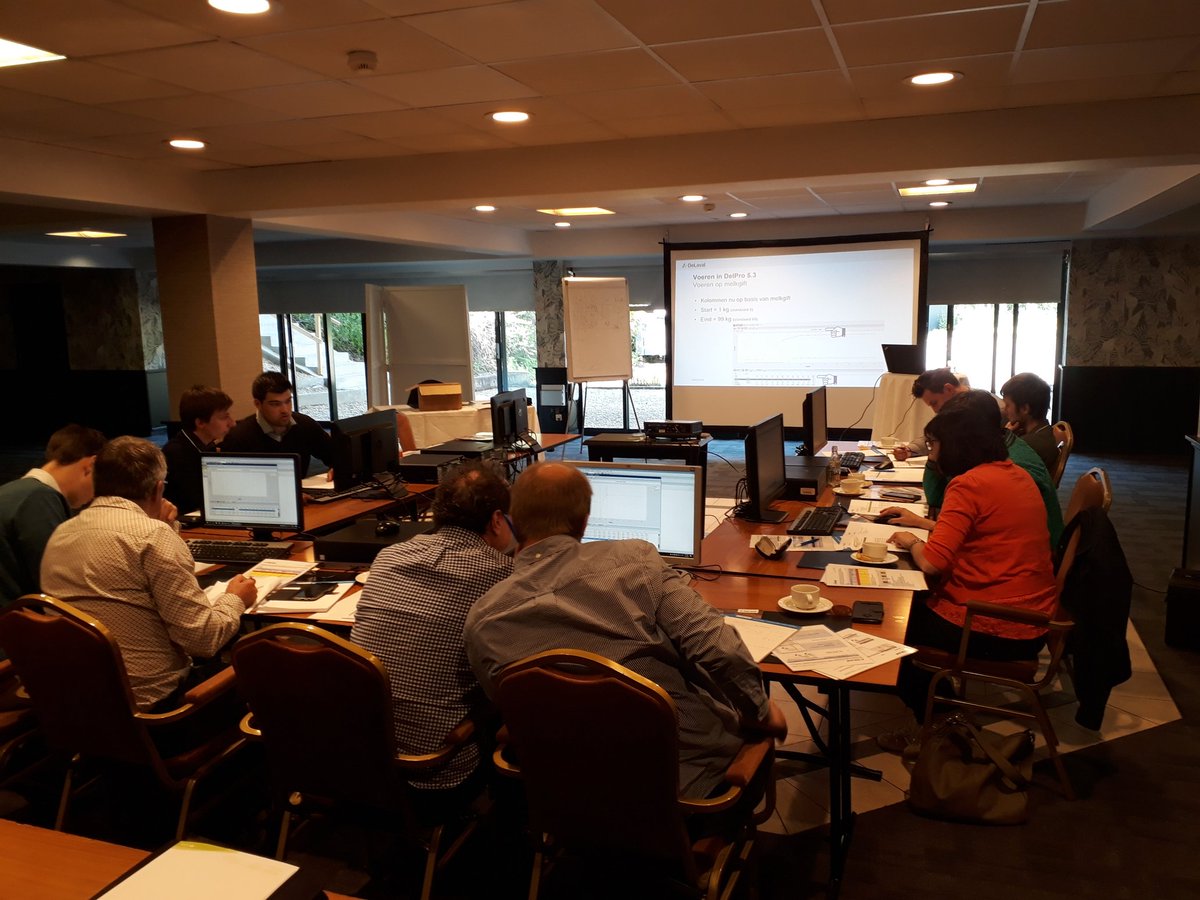 Simon_de_Haan's tweet photo. Intensieve week achter de rug. Met @HndrkV alle trainingsmateriaal naar België voor trainingen #DelPro #Voeren voor @AVEVE @DUMOULINnv #Quartes @DeLavalBenelux #praktijk #oefenen https://t.co/1mfyVEbAPO