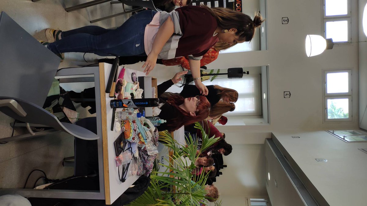 AndiDownSbd's tweet photo. A punt de començar la #desfilada inclusiva! L'outlet solidari i els tallers estan tenint un gran èxit. #TotModa #singularscomtothom https://t.co/SNHH5CL3jx