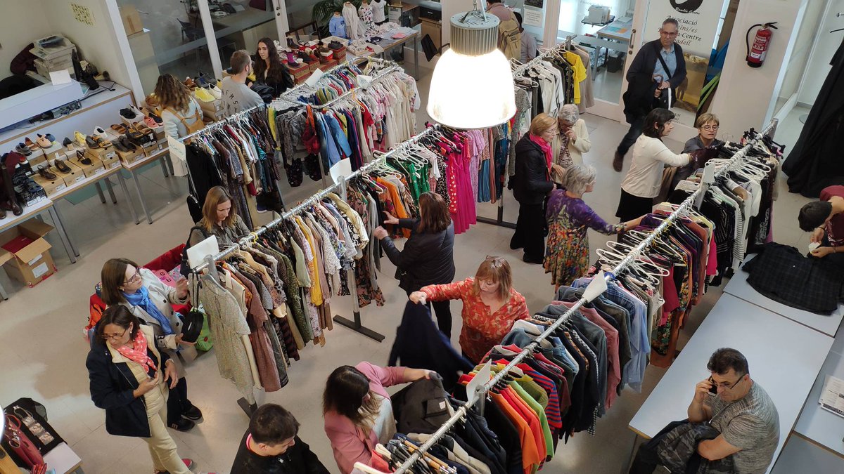 AndiDownSbd's tweet photo. A punt de començar la #desfilada inclusiva! L'outlet solidari i els tallers estan tenint un gran èxit. #TotModa #singularscomtothom https://t.co/SNHH5CL3jx