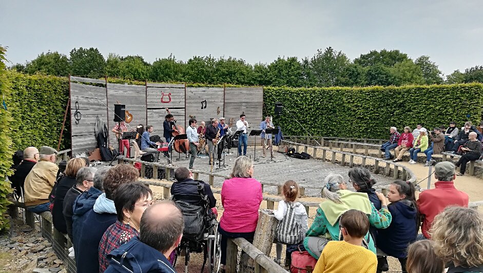 lescoevrons's tweet photo. 👌🌻🎻🤹‍♀️ Ambiance bucolique &amp; festive aux « Samedi des Bleuets » ! Venez partager des moments conviviaux : concert, magie, jeux. C’est en ce moment au Jardin sensoriel du foyer des Bleuets à #Hambers dans le cadre de la Saison Culturelle des #Coëvrons. #gratuit https://t.co/9F1RxPt1c6