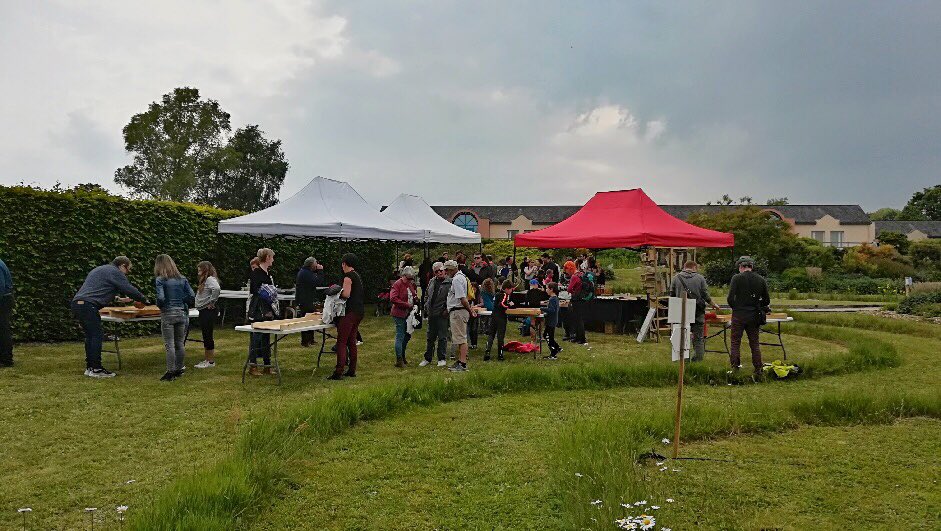 lescoevrons's tweet photo. 👌🌻🎻🤹‍♀️ Ambiance bucolique &amp; festive aux « Samedi des Bleuets » ! Venez partager des moments conviviaux : concert, magie, jeux. C’est en ce moment au Jardin sensoriel du foyer des Bleuets à #Hambers dans le cadre de la Saison Culturelle des #Coëvrons. #gratuit https://t.co/9F1RxPt1c6