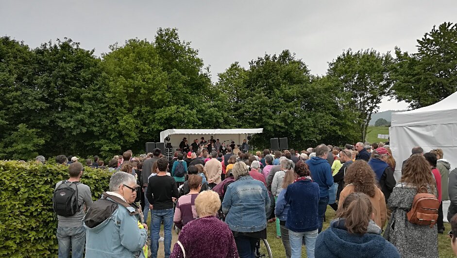 lescoevrons's tweet photo. 👌🌻🎻🤹‍♀️ Ambiance bucolique &amp; festive aux « Samedi des Bleuets » ! Venez partager des moments conviviaux : concert, magie, jeux. C’est en ce moment au Jardin sensoriel du foyer des Bleuets à #Hambers dans le cadre de la Saison Culturelle des #Coëvrons. #gratuit https://t.co/9F1RxPt1c6