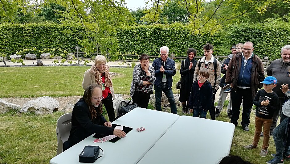 lescoevrons's tweet photo. 👌🌻🎻🤹‍♀️ Ambiance bucolique &amp; festive aux « Samedi des Bleuets » ! Venez partager des moments conviviaux : concert, magie, jeux. C’est en ce moment au Jardin sensoriel du foyer des Bleuets à #Hambers dans le cadre de la Saison Culturelle des #Coëvrons. #gratuit https://t.co/9F1RxPt1c6