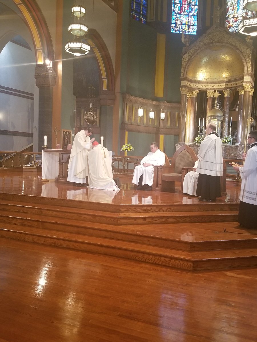 PaulistVocation's tweet photo. The new Paulist Fr. Evan Cummings gave his first blessing to @CardinalDolan during his #ordinationmass. #firstblessings #ordination #Paulist https://t.co/hDWl27a87c