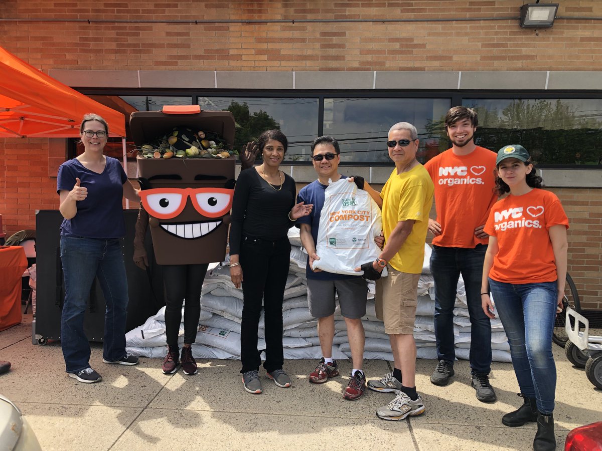QueensSWAB's tweet image. Volunteering at CB13 #MakeCompostNotTrash event! #zerowaste