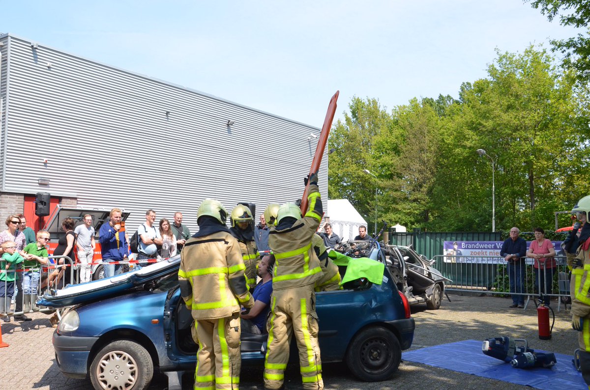 112OostGLD's tweet photo. Als fotograaf bij vele incidenten gestaan. Maar om zelf uit een auto geknipt te worden geeft er toch een andere kijk op. https://t.co/rOk4FJwl1W